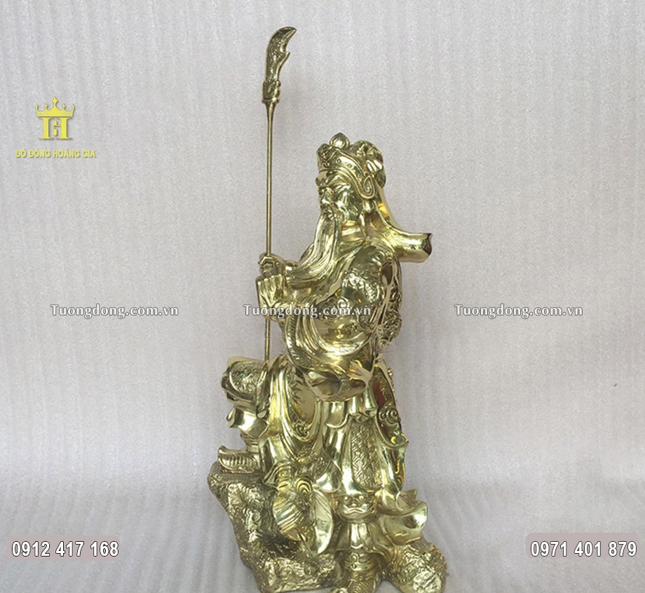 Hình ảnh nhìn nghiêng của bức tượng đồng